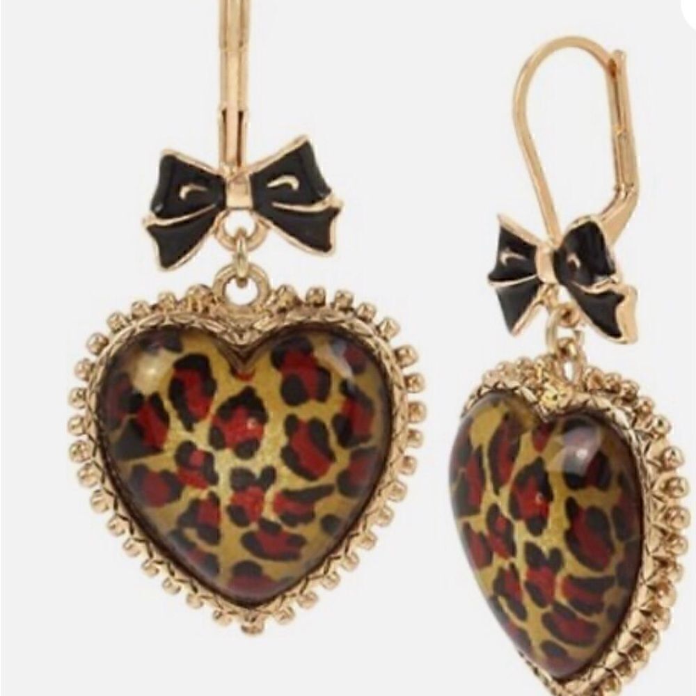 🐆 Betsey Johnson stunning leopard heart earrings 🐆